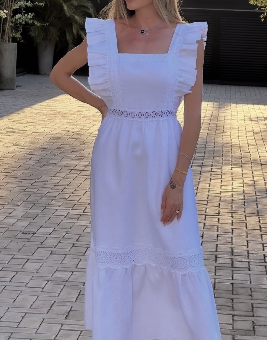 Vestido em puro linho com rendas